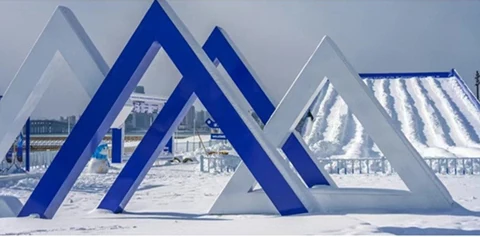 Blue and white triangular photo frames installed in a snowy setting.